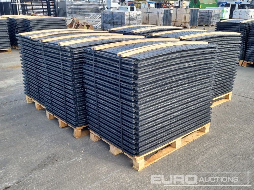 Unused Pallet of 4' x 2.5' Plastic Road Plates (5 of) - Gradbena oprema: slika 1 Unused Pallet of 4' x 2.5' Plastic Road Plates (5 of) - Gradbena oprema: slika 1