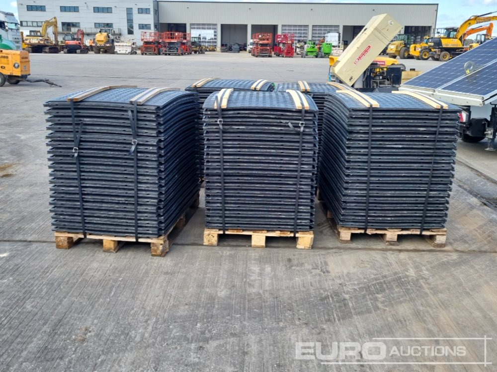 Unused Pallet of 4' x 2.5' Plastic Road Plates (5 of) - Gradbena oprema: slika 4 Unused Pallet of 4' x 2.5' Plastic Road Plates (5 of) - Gradbena oprema: slika 4
