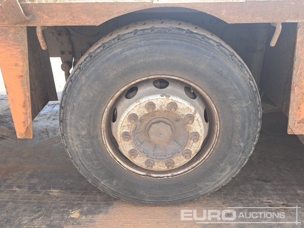 Tovornjak s kesonom za transport težkih strojev Volvo FL220: slika 23