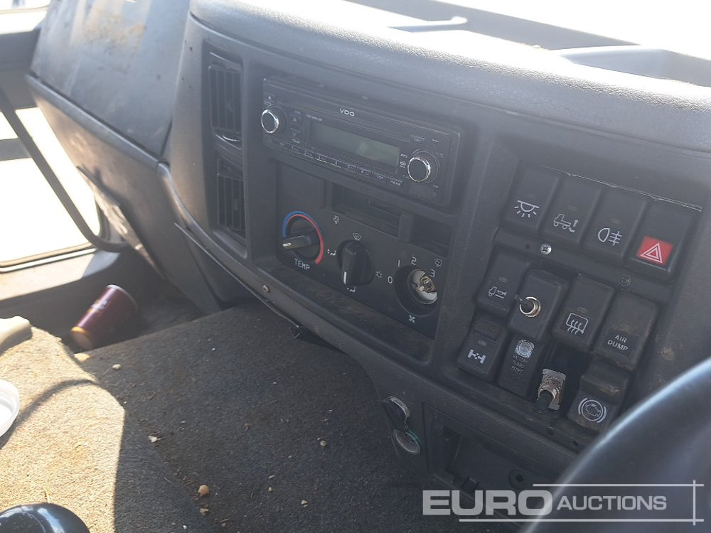 Tovornjak s kesonom za transport težkih strojev Volvo FL220: slika 38