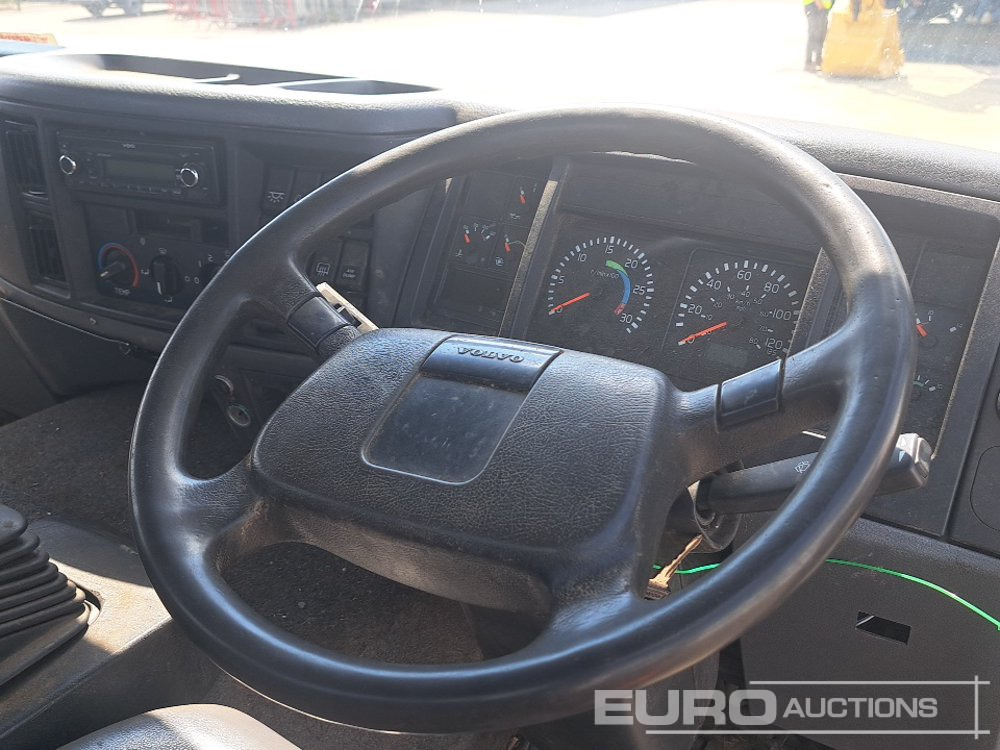 Tovornjak s kesonom za transport težkih strojev Volvo FL220: slika 35