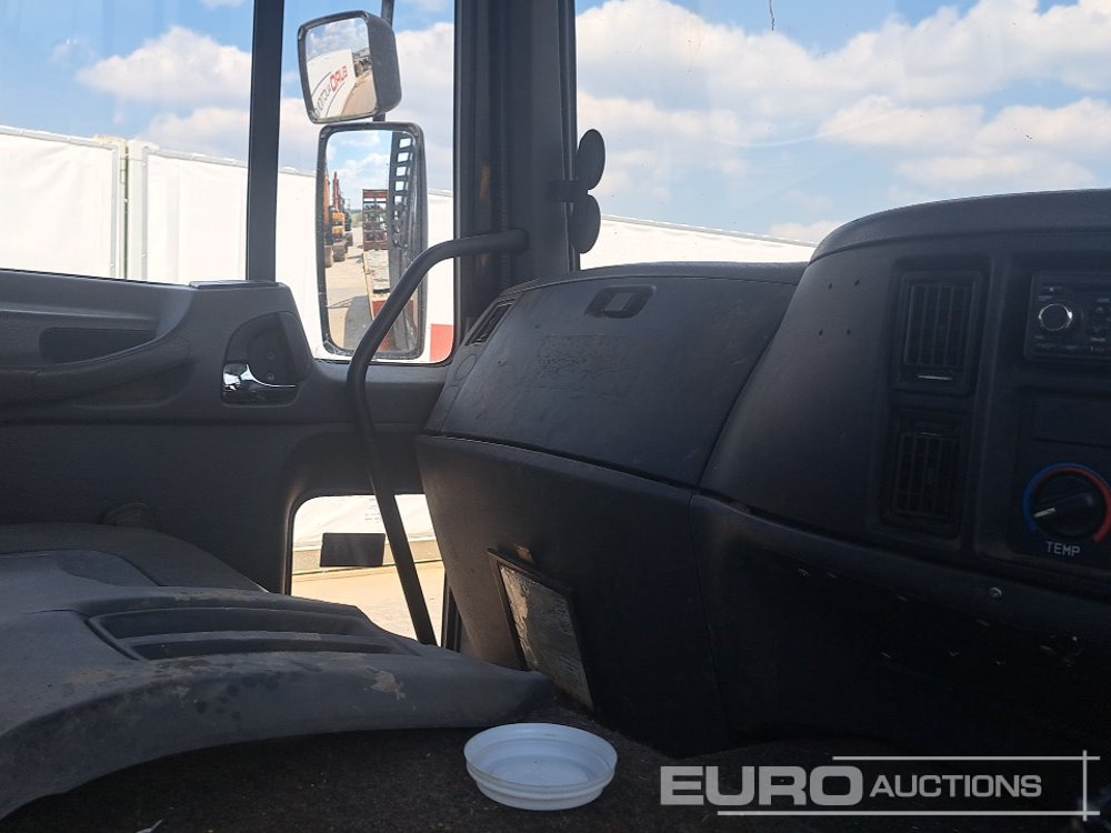Tovornjak s kesonom za transport težkih strojev Volvo FL220: slika 41