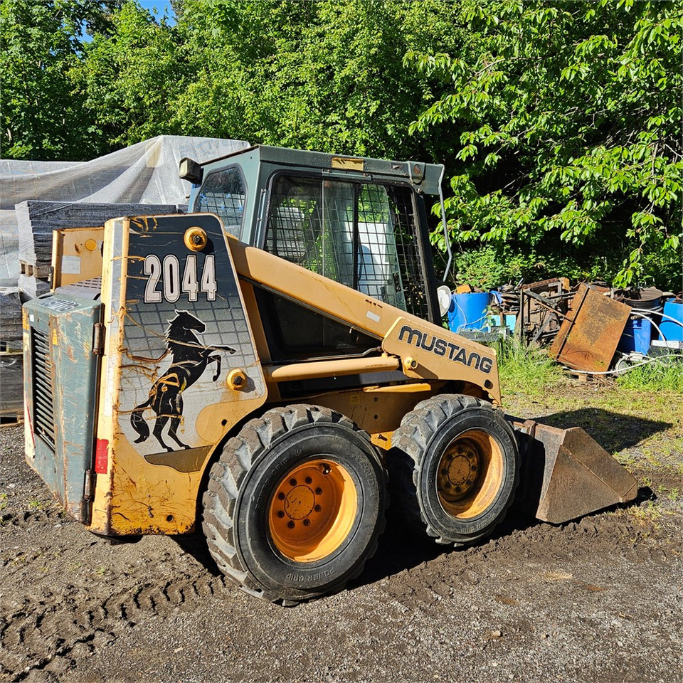 Bobcat Mustang 2044 - Mini nakladalec: slika 4 Bobcat Mustang 2044 - Mini nakladalec: slika 4