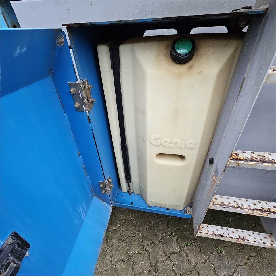 Škarjasta dvižna ploščad Genie GS-5390: slika 16