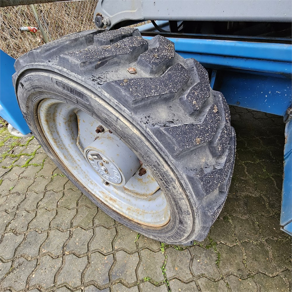 Škarjasta dvižna ploščad Genie GS-5390: slika 35