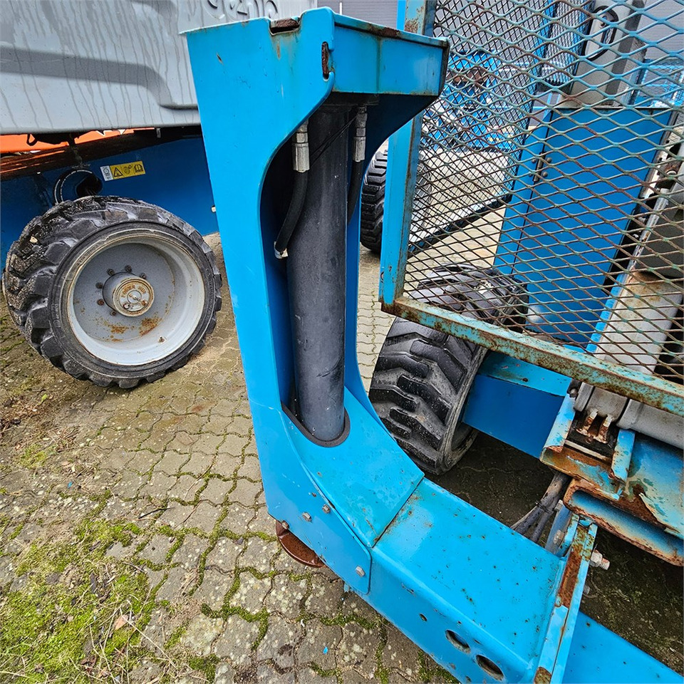 Škarjasta dvižna ploščad Genie GS-5390: slika 14