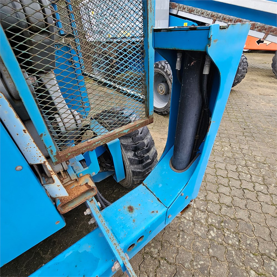 Škarjasta dvižna ploščad Genie GS-5390: slika 22