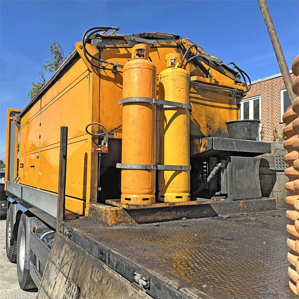 Tovornjak s kesonom, Brizgalka za bitumen MAN TG 35. 8x2-6 BL: slika 13