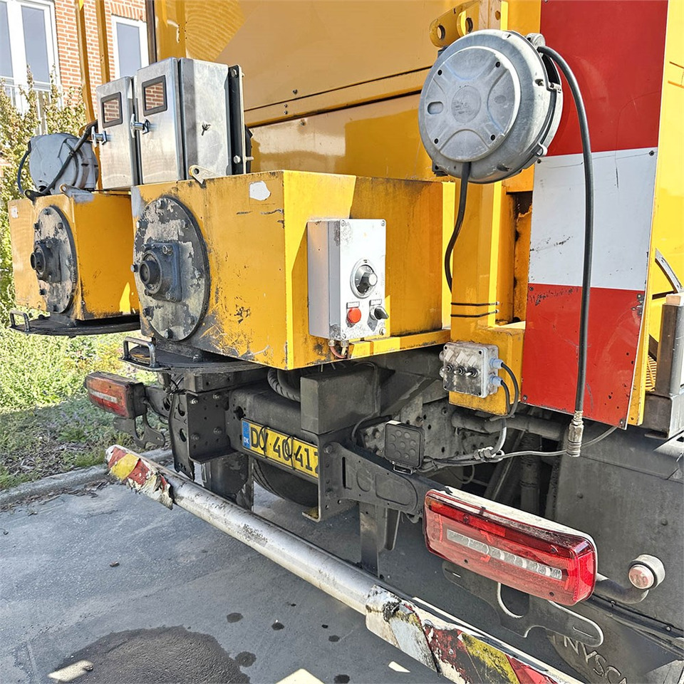 Tovornjak s kesonom, Brizgalka za bitumen MAN TG 35. 8x2-6 BL: slika 15