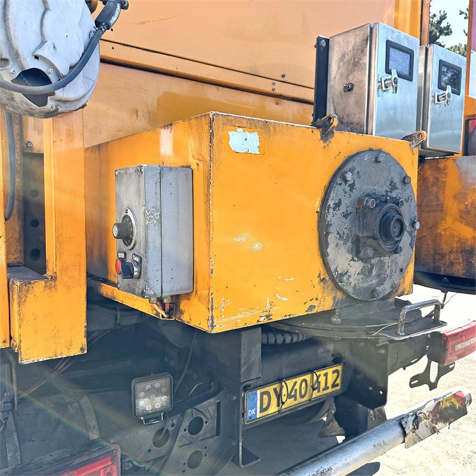 Tovornjak s kesonom, Brizgalka za bitumen MAN TG 35. 8x2-6 BL: slika 18