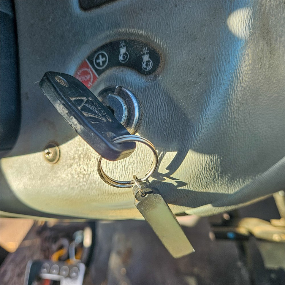 Traktor Massey Ferguson 4270: slika 24