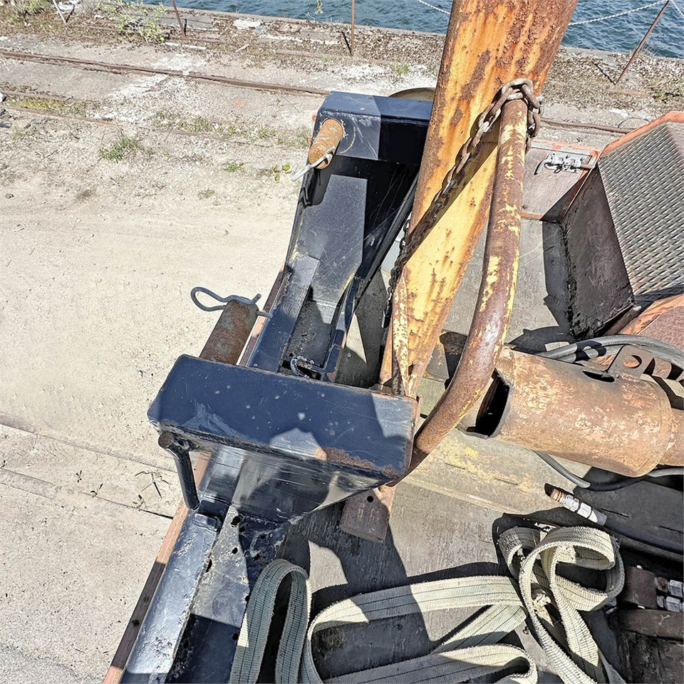 Tovornjak z dvigalom Mercedes Unimog 116: slika 28