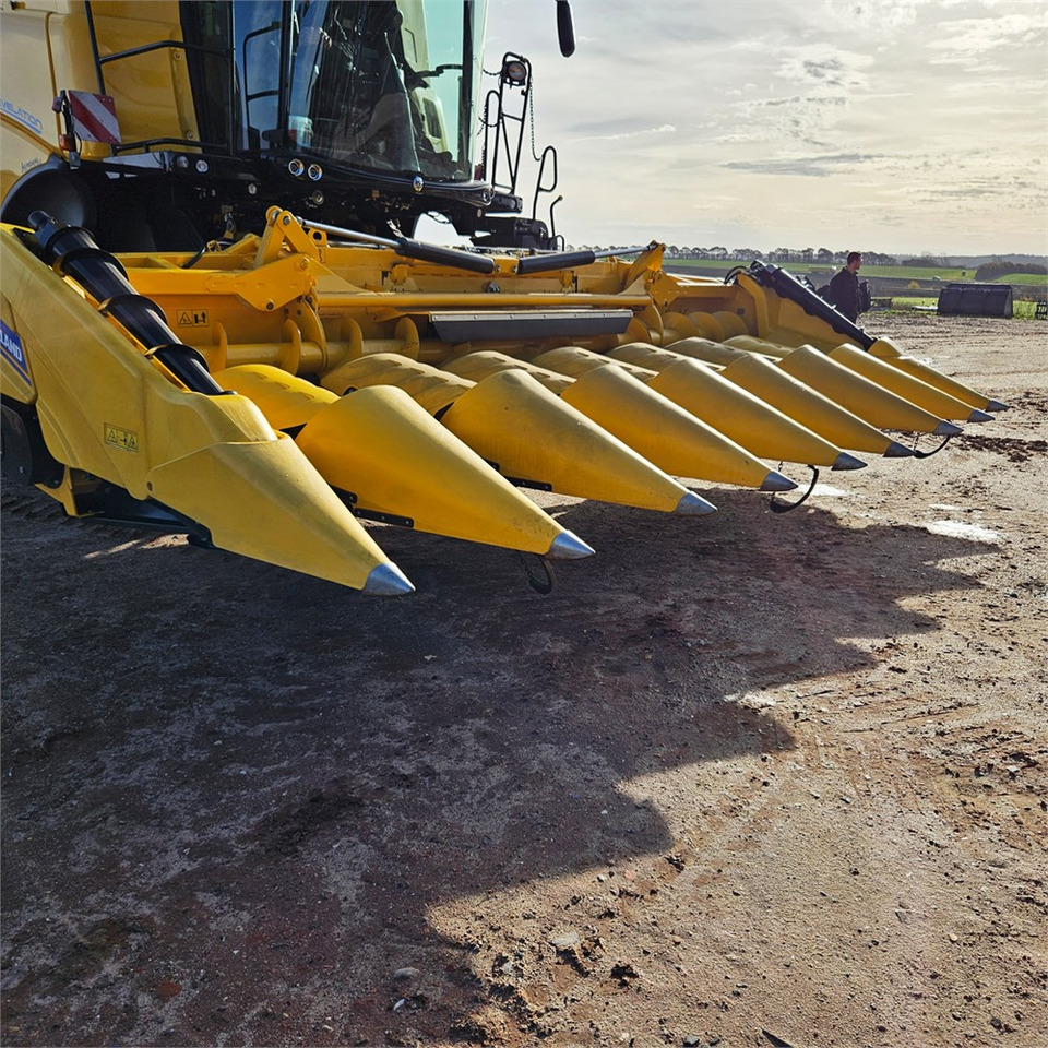 New Holland F8 - Kombajn: slika 4 New Holland F8 - Kombajn: slika 4