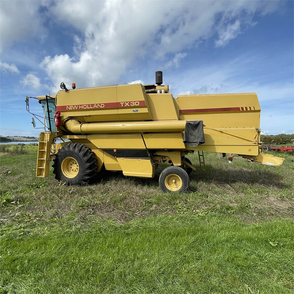 New Holland TX 30 - Kombajn harvester: slika 4 New Holland TX 30 - Kombajn harvester: slika 4