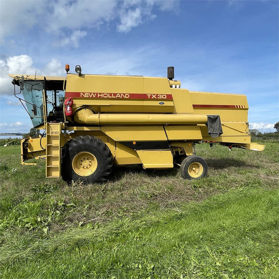 New Holland TX 30 - Kombajn harvester: slika 3 New Holland TX 30 - Kombajn harvester: slika 3