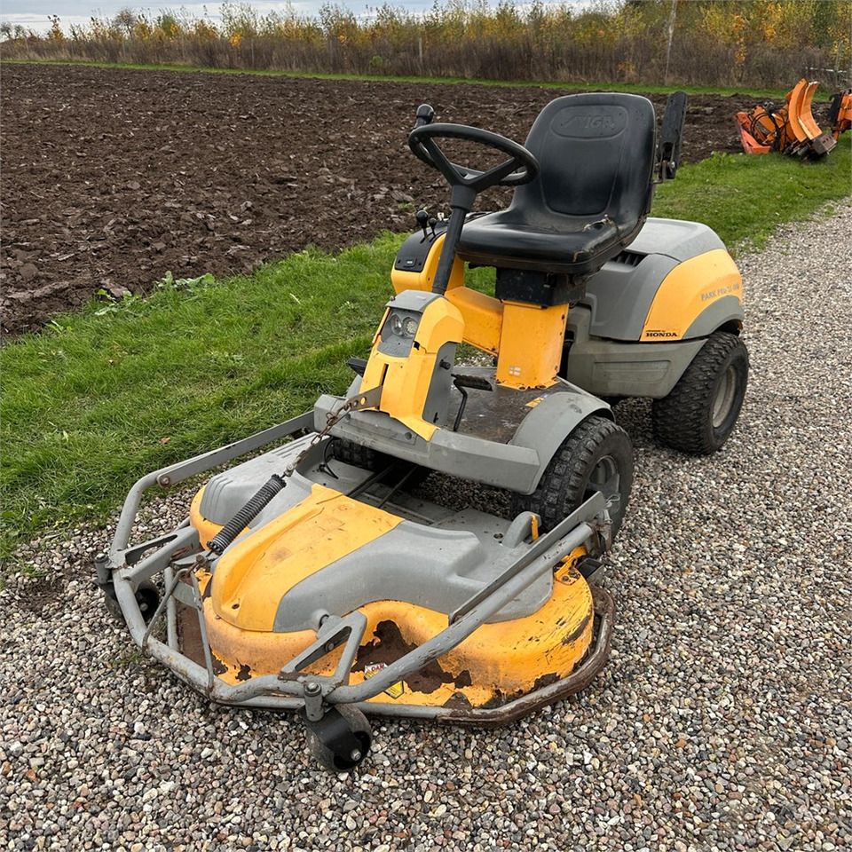 Stiga P901 Parkpro 25 4WD - Vrtna kosilnica: slika 3 Stiga P901 Parkpro 25 4WD - Vrtna kosilnica: slika 3