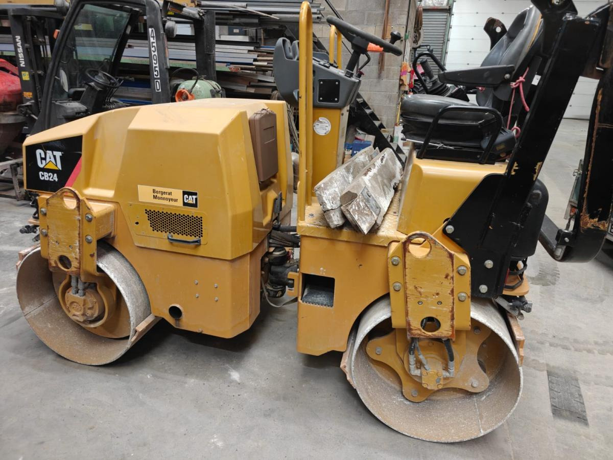 Caterpillar CB24 - Kombinirani valjar: slika 2 Caterpillar CB24 - Kombinirani valjar: slika 2