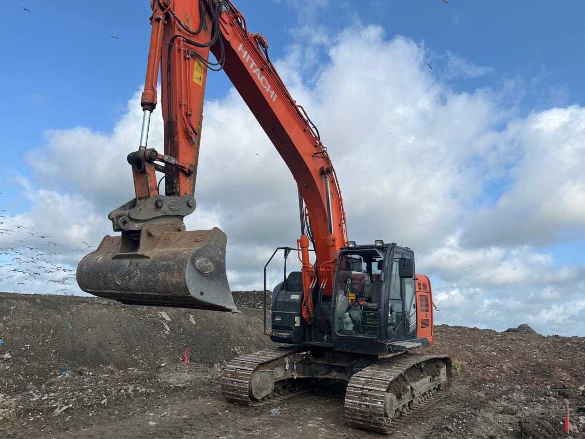 Hitachi ZX 225USLC-5B - Bager goseničar: slika 1 Hitachi ZX 225USLC-5B - Bager goseničar: slika 1