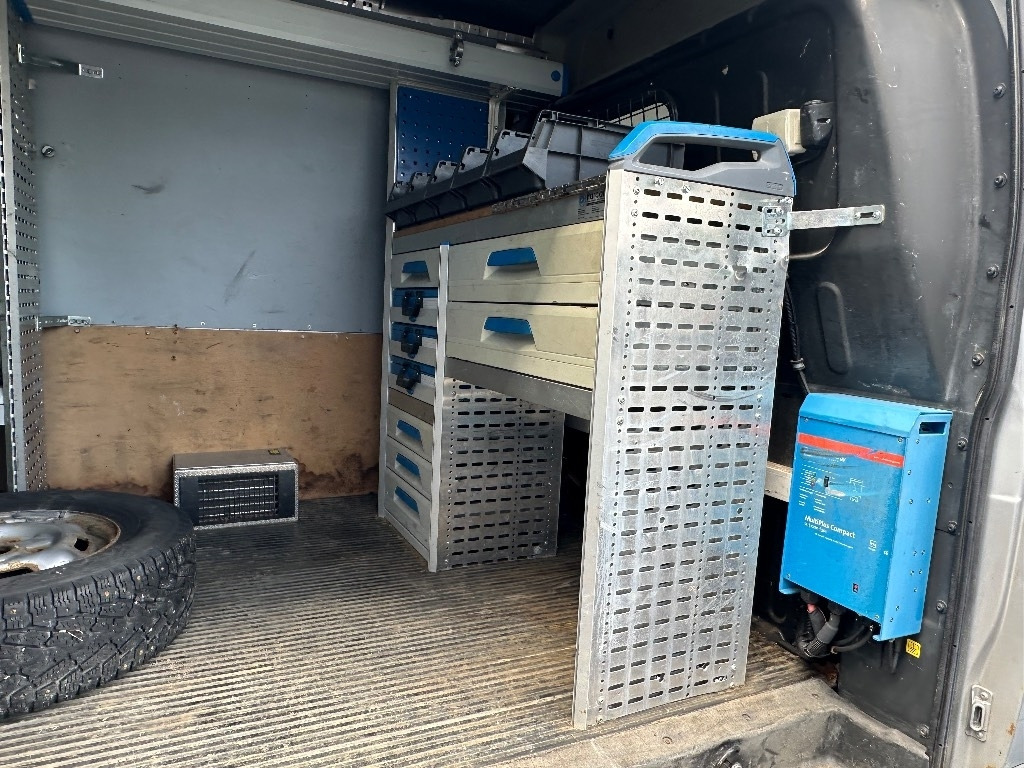 Furgon Ford Transit T350 4X4 huoltohyllyt: slika 8 Furgon Ford Transit T350 4X4 huoltohyllyt: slika 8