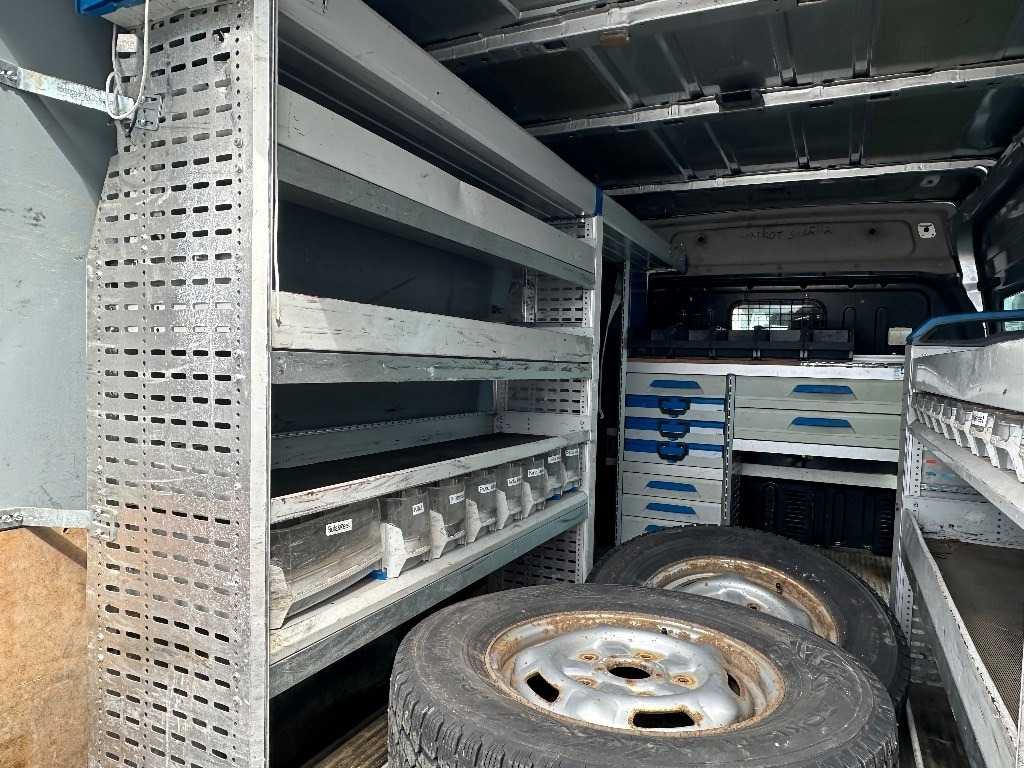 Furgon Ford Transit T350 4X4 huoltohyllyt: slika 11 Furgon Ford Transit T350 4X4 huoltohyllyt: slika 11