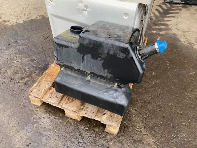 MAN Adblue tank – MAN - AdBlue rezervoar za Tovornjak: slika 1 MAN Adblue tank – MAN - AdBlue rezervoar za Tovornjak: slika 1