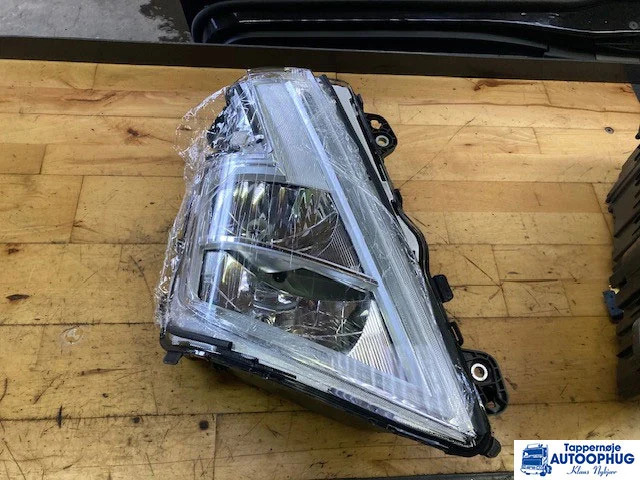 Volvo Headlamp RH – Volvo 23752660 - Električni sistem za Tovornjak: slika 1 Volvo Headlamp RH – Volvo 23752660 - Električni sistem za Tovornjak: slika 1