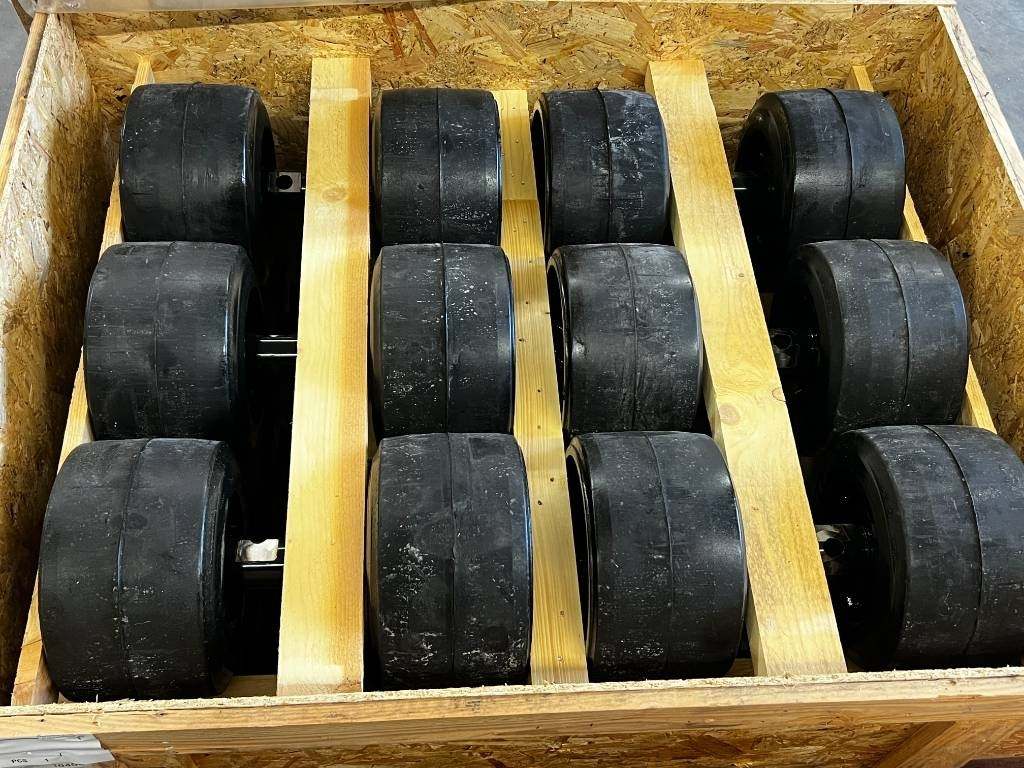 CNH Track rollers for tracks - CNH - Quadtrac/Steiger - Guma za Kmetijski stroj: slika 2 CNH Track rollers for tracks - CNH - Quadtrac/Steiger - Guma za Kmetijski stroj: slika 2