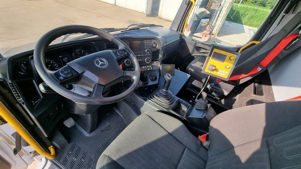 MERCEDES-BENZ AROCS 3243 8x4 | Euro 6 | Piaskarko Solarka Econ 12m³ - Vozilo za zimsko službo: slika 3 MERCEDES-BENZ AROCS 3243 8x4 | Euro 6 | Piaskarko Solarka Econ 12m³ - Vozilo za zimsko službo: slika 3