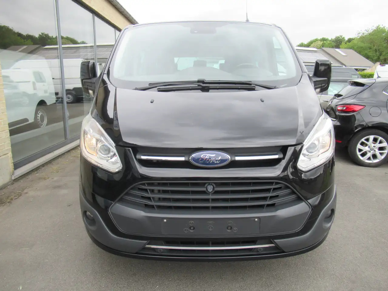 Ford Tourneo Custom 2.0 TDCi L2H1 - Potniški kombi: slika 3 Ford Tourneo Custom 2.0 TDCi L2H1 - Potniški kombi: slika 3