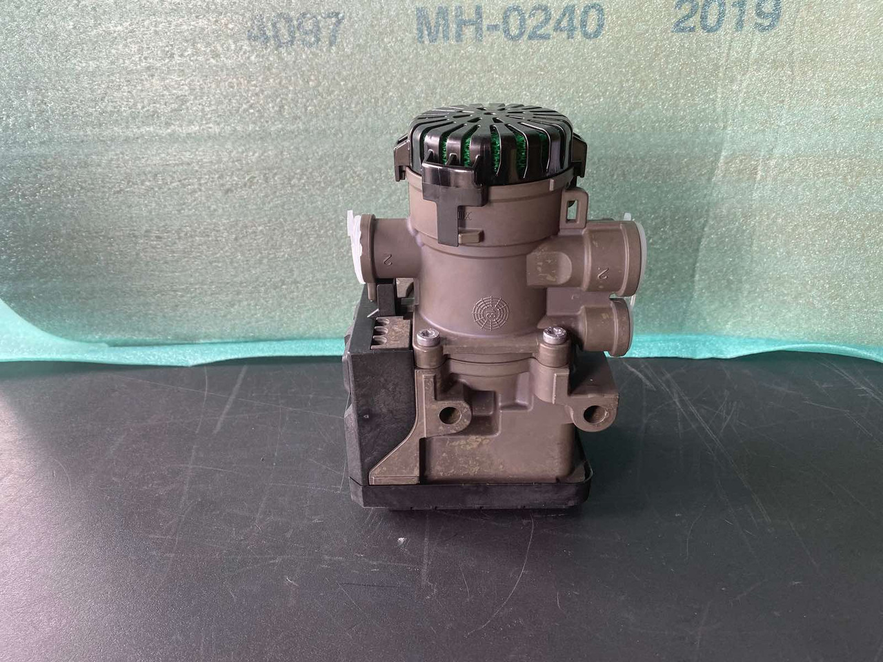 SCANIA AIR VALVE 1879280, 1879275 - Zavorni ventil za Tovornjak: slika 4 SCANIA AIR VALVE 1879280, 1879275 - Zavorni ventil za Tovornjak: slika 4