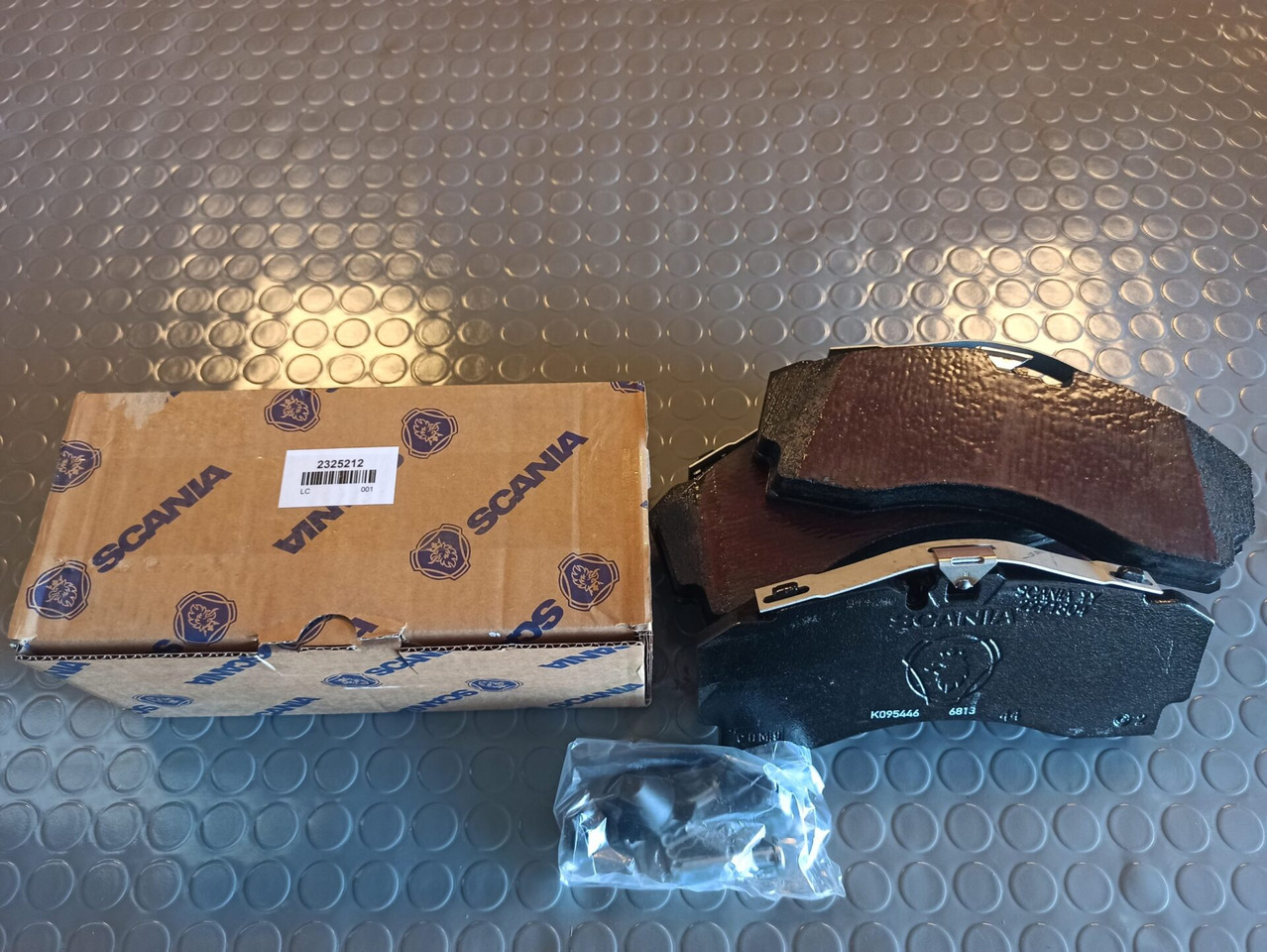 SCANIA BRAKE PAD KIT - 2325212 - Zavorni deli za Tovornjak: slika 1 SCANIA BRAKE PAD KIT - 2325212 - Zavorni deli za Tovornjak: slika 1