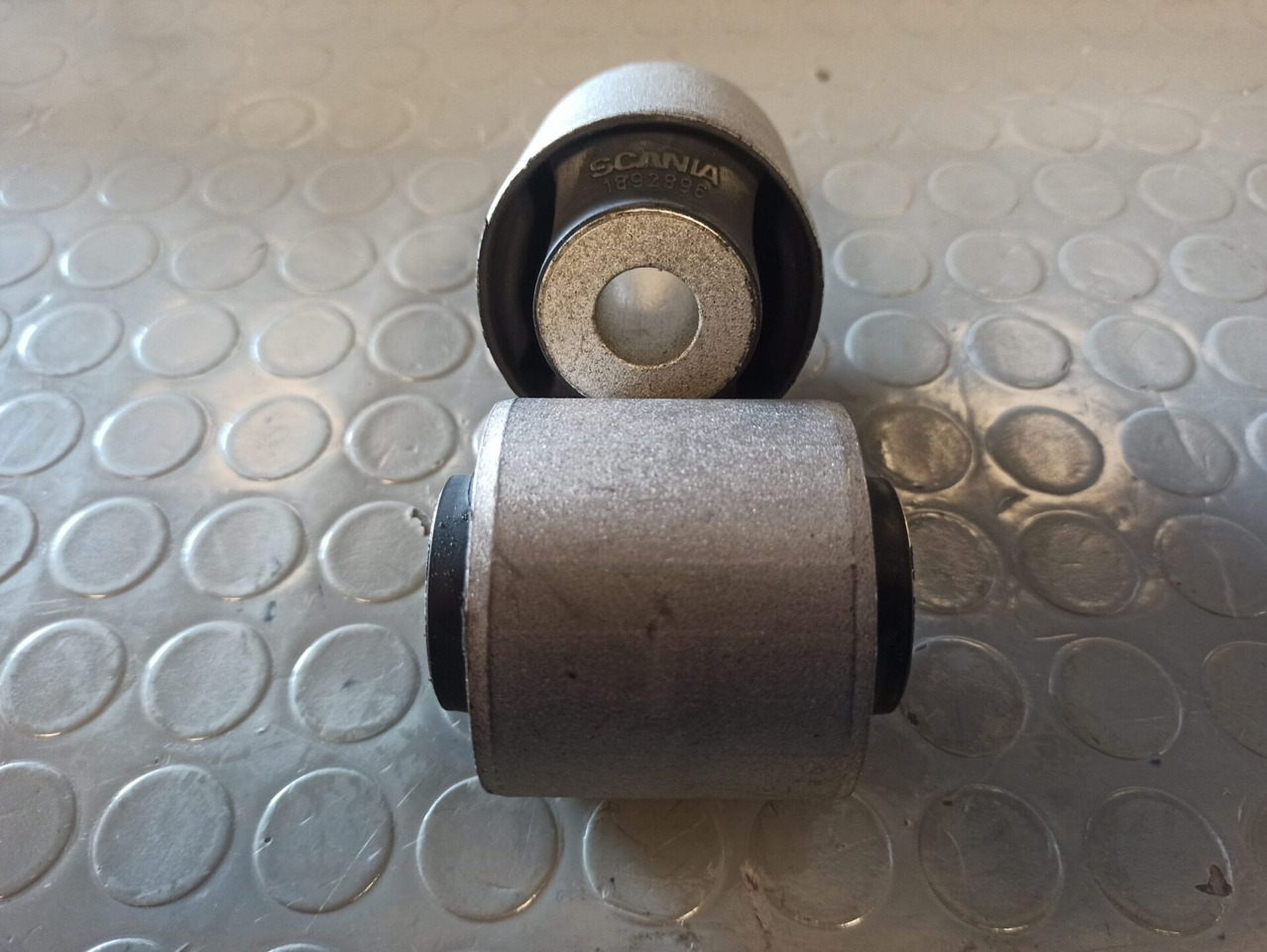 SCANIA BUSH - 1892896 - Vzmetenje kabine za Tovornjak: slika 1 SCANIA BUSH - 1892896 - Vzmetenje kabine za Tovornjak: slika 1