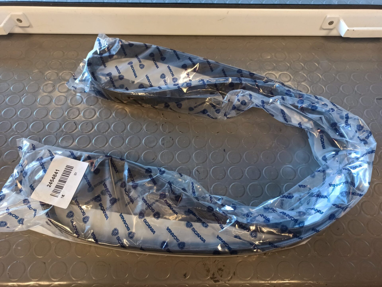 SCANIA POLY-V-BELT - 2454841 - Jermen za Tovornjak: slika 1 SCANIA POLY-V-BELT - 2454841 - Jermen za Tovornjak: slika 1