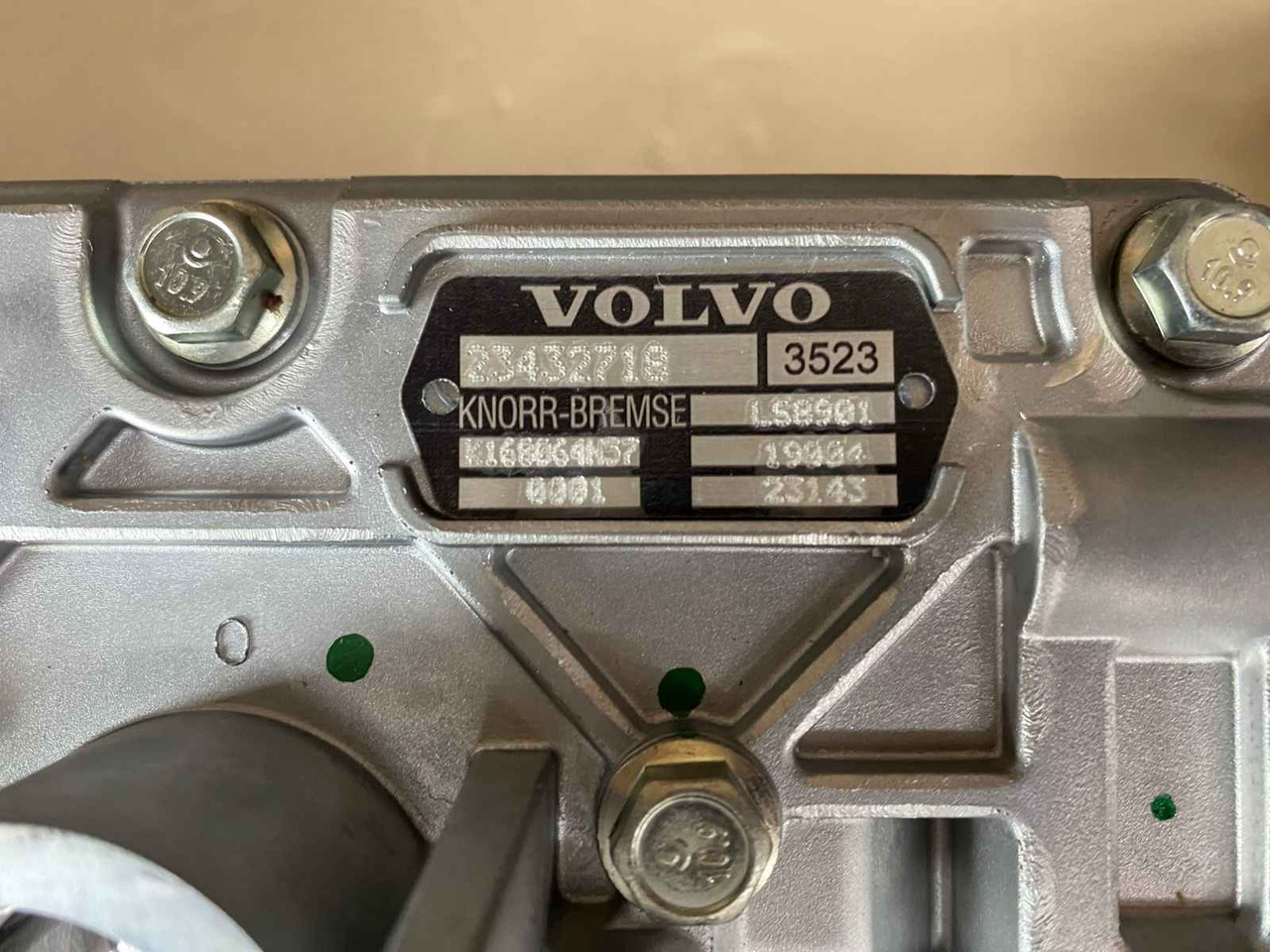 VOLVO AIR COMPRESSOR 23432718 - Kompresor za Tovornjak: slika 2 VOLVO AIR COMPRESSOR 23432718 - Kompresor za Tovornjak: slika 2