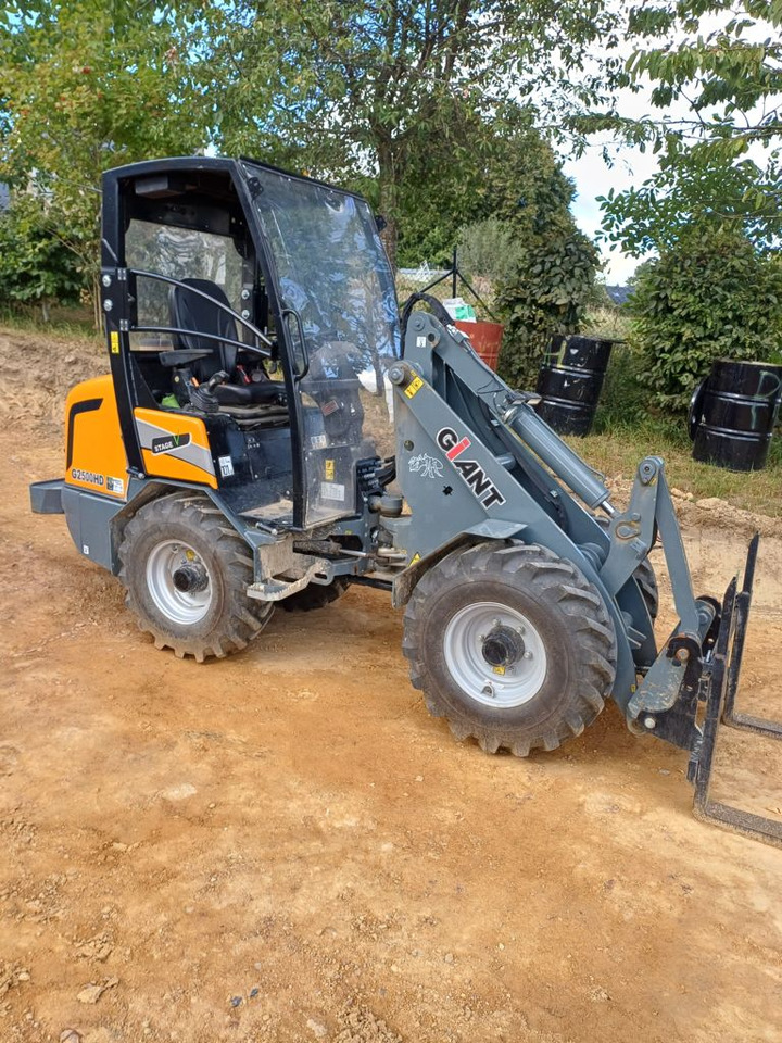 Giant G2500 HD - Mini nakladalec: slika 1 Giant G2500 HD - Mini nakladalec: slika 1