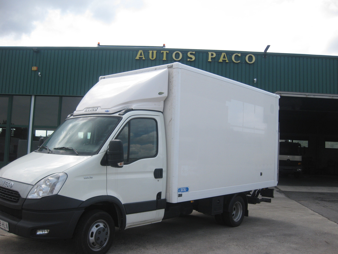 IVECO 35C15 CAJA CERRADA - Dostavno vozilo z zabojnikom: slika 2 IVECO 35C15 CAJA CERRADA - Dostavno vozilo z zabojnikom: slika 2
