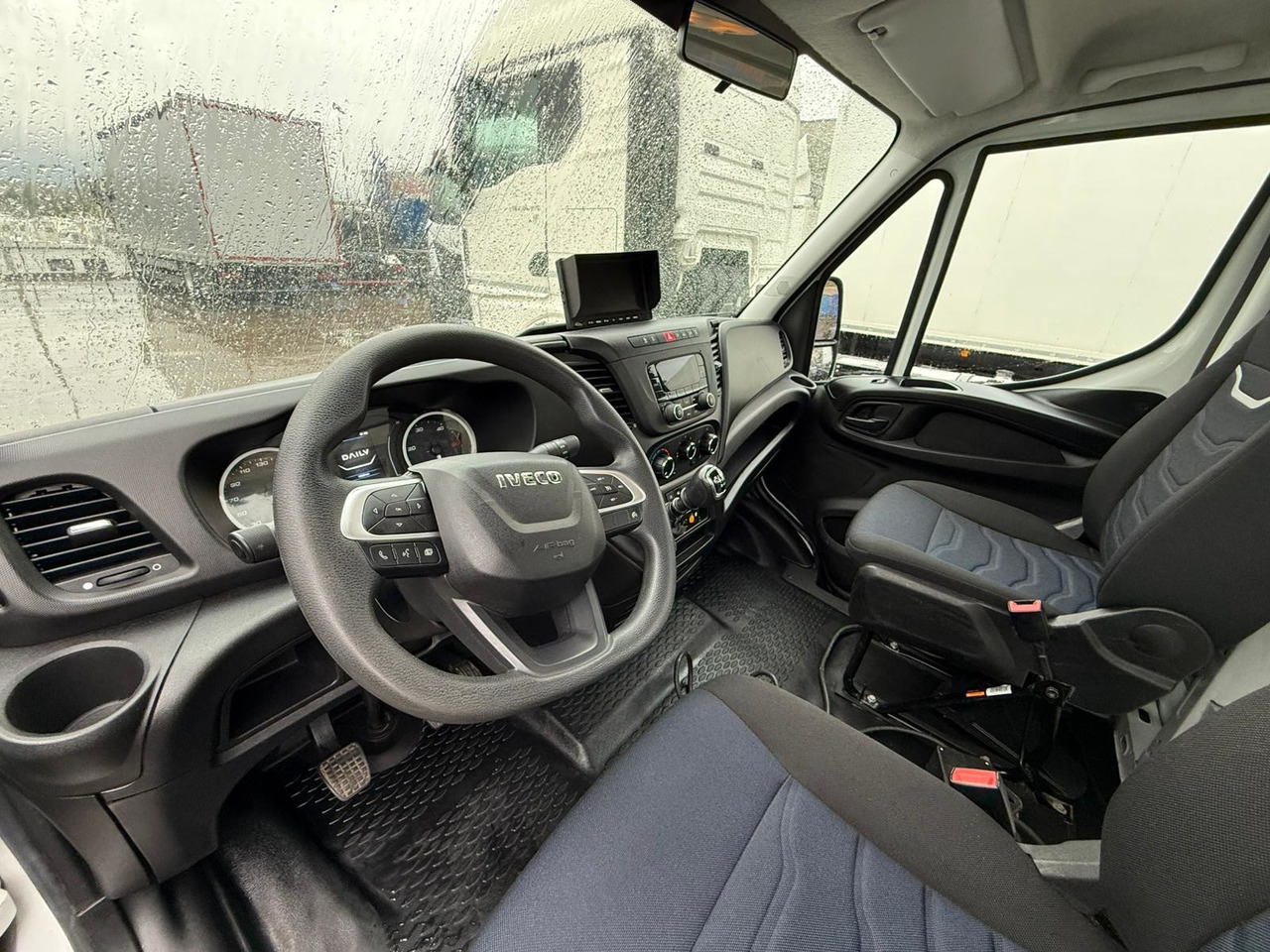 Dvižna ploščad montirana na tovornjak IVECO 35S14 Daily E6 (Basket): slika 8