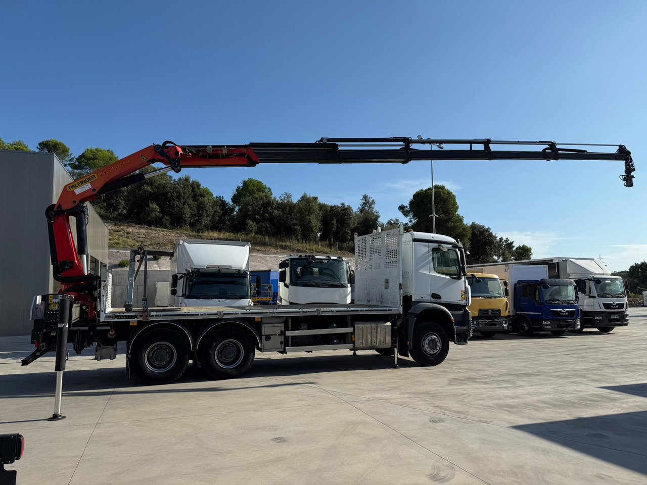 MERCEDES BENZ 26.36 Arocs E6 (Platform and Crane) - Tovornjak s kesonom, Tovornjak z dvigalom: slika 3 MERCEDES BENZ 26.36 Arocs E6 (Platform and Crane) - Tovornjak s kesonom, Tovornjak z dvigalom: slika 3