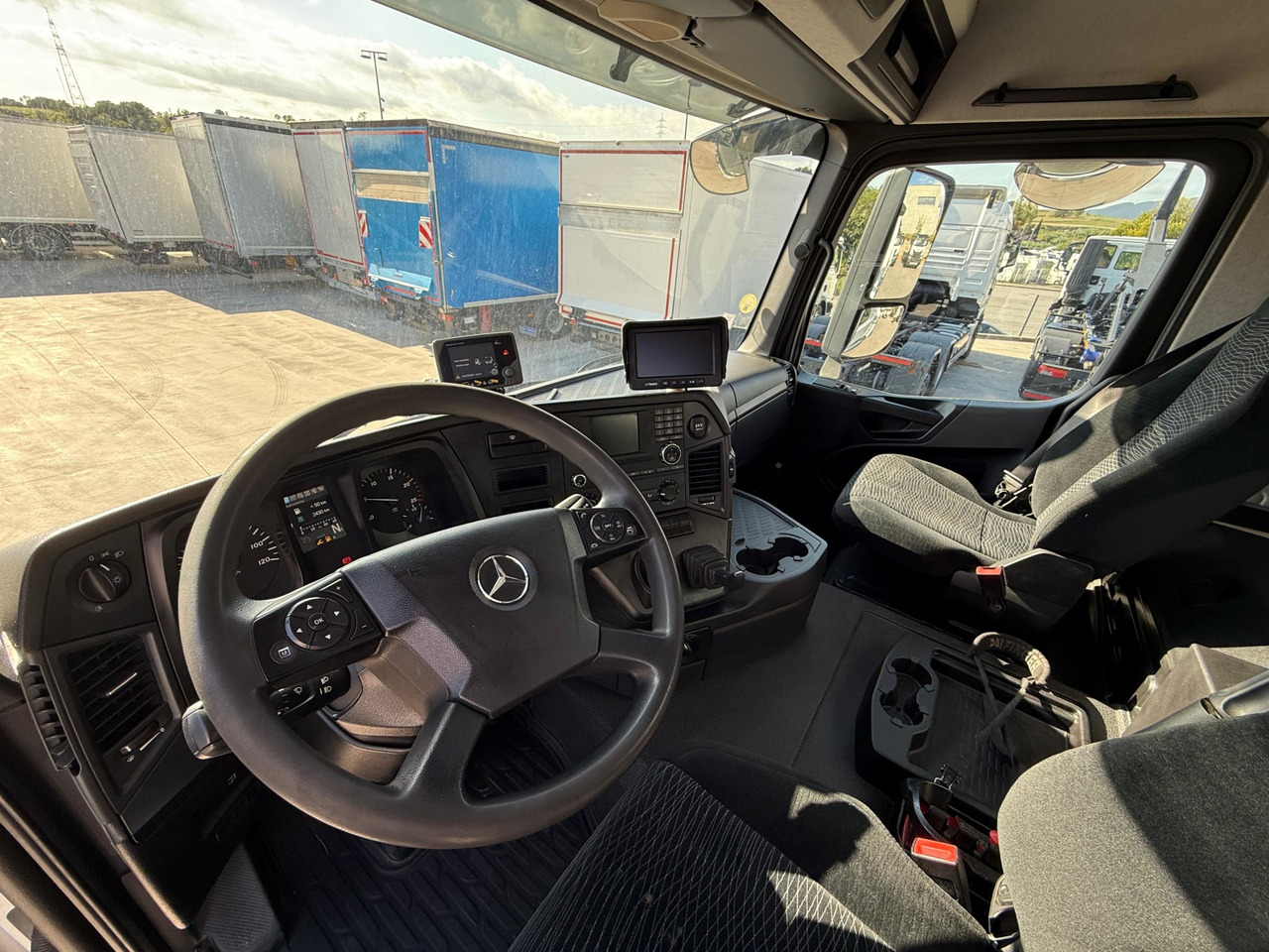 MERCEDES BENZ 26.36 Arocs E6 (Platform and Crane) - Tovornjak s kesonom, Tovornjak z dvigalom: slika 4 MERCEDES BENZ 26.36 Arocs E6 (Platform and Crane) - Tovornjak s kesonom, Tovornjak z dvigalom: slika 4