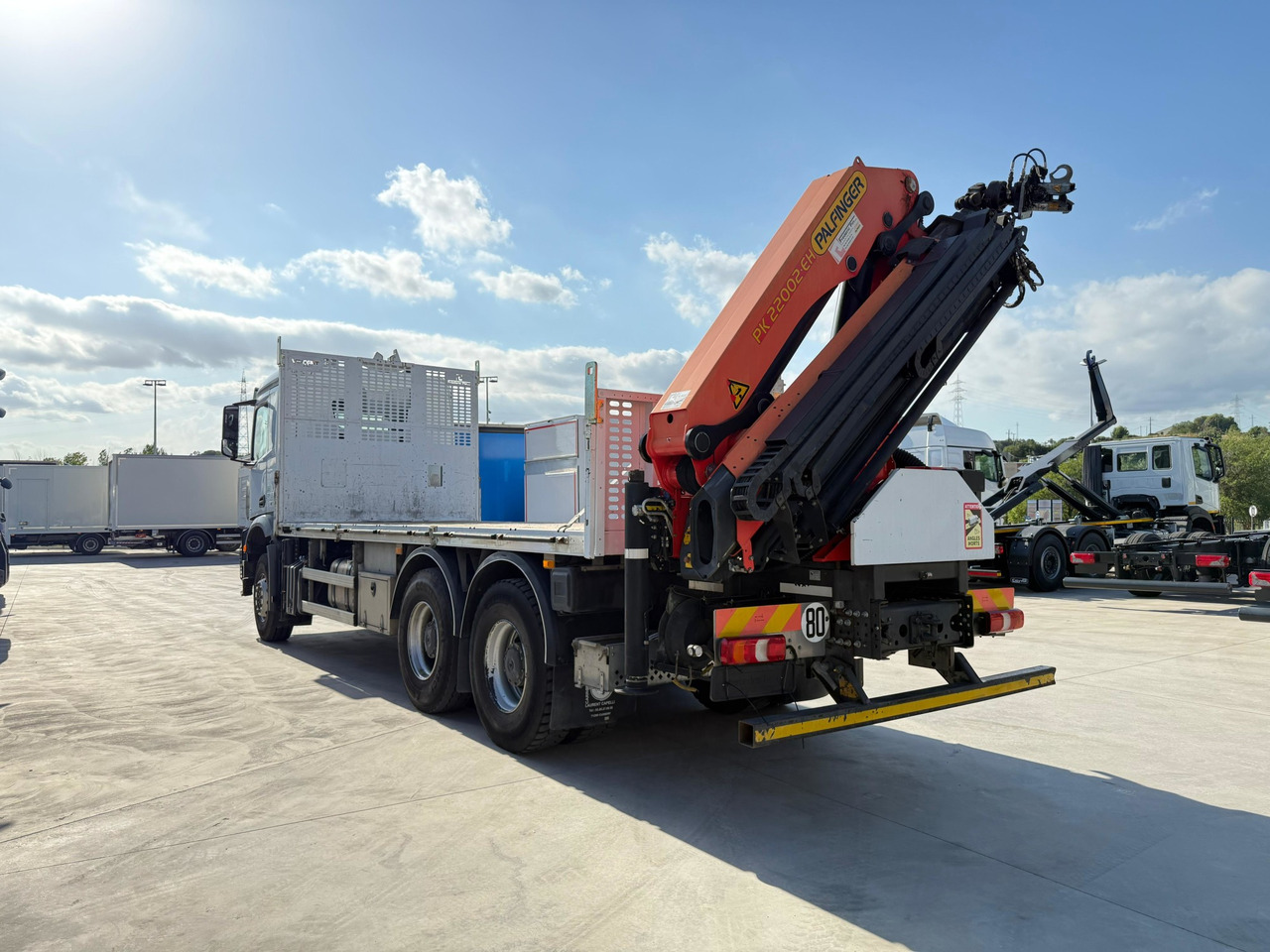 MERCEDES BENZ 26.36 Arocs E6 (Platform and Crane) - Tovornjak s kesonom, Tovornjak z dvigalom: slika 2 MERCEDES BENZ 26.36 Arocs E6 (Platform and Crane) - Tovornjak s kesonom, Tovornjak z dvigalom: slika 2