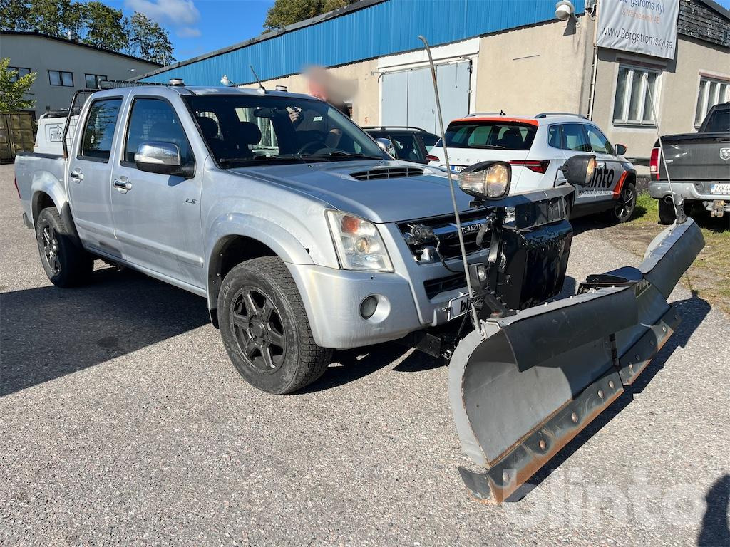 ISUZU CREW 3.0 AT med vikplog och sandspridare - Poltovornjak, Vozilo za zimsko službo: slika 3 ISUZU CREW 3.0 AT med vikplog och sandspridare - Poltovornjak, Vozilo za zimsko službo: slika 3