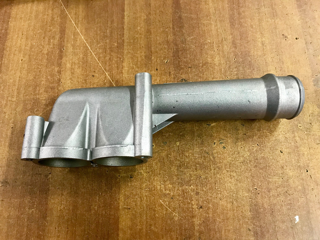 GOMITO LIQUIDO RAFFREDDAMENTO SU SCATOLA TERMOSTATO PER MOTORI MAN D2066 - D2676 - Hladilni sistem za Tovornjak: slika 3 GOMITO LIQUIDO RAFFREDDAMENTO SU SCATOLA TERMOSTATO PER MOTORI MAN D2066 - D2676 - Hladilni sistem za Tovornjak: slika 3