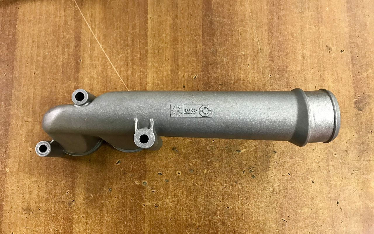 GOMITO LIQUIDO RAFFREDDAMENTO SU SCATOLA TERMOSTATO PER MOTORI MAN D2066 - D2676 - Hladilni sistem za Tovornjak: slika 2 GOMITO LIQUIDO RAFFREDDAMENTO SU SCATOLA TERMOSTATO PER MOTORI MAN D2066 - D2676 - Hladilni sistem za Tovornjak: slika 2