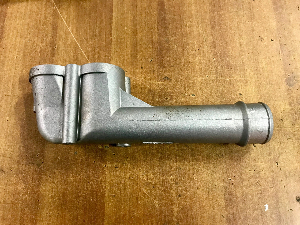 GOMITO LIQUIDO RAFFREDDAMENTO SU SCATOLA TERMOSTATO PER MOTORI MAN D2066 - D2676 - Hladilni sistem za Tovornjak: slika 1 GOMITO LIQUIDO RAFFREDDAMENTO SU SCATOLA TERMOSTATO PER MOTORI MAN D2066 - D2676 - Hladilni sistem za Tovornjak: slika 1