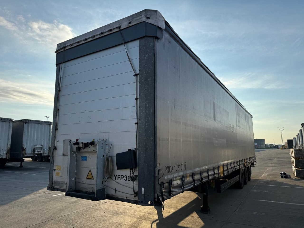Schmitz Cargobull SCB*S3B - Polprikolica s ponjavo: slika 1 Schmitz Cargobull SCB*S3B - Polprikolica s ponjavo: slika 1