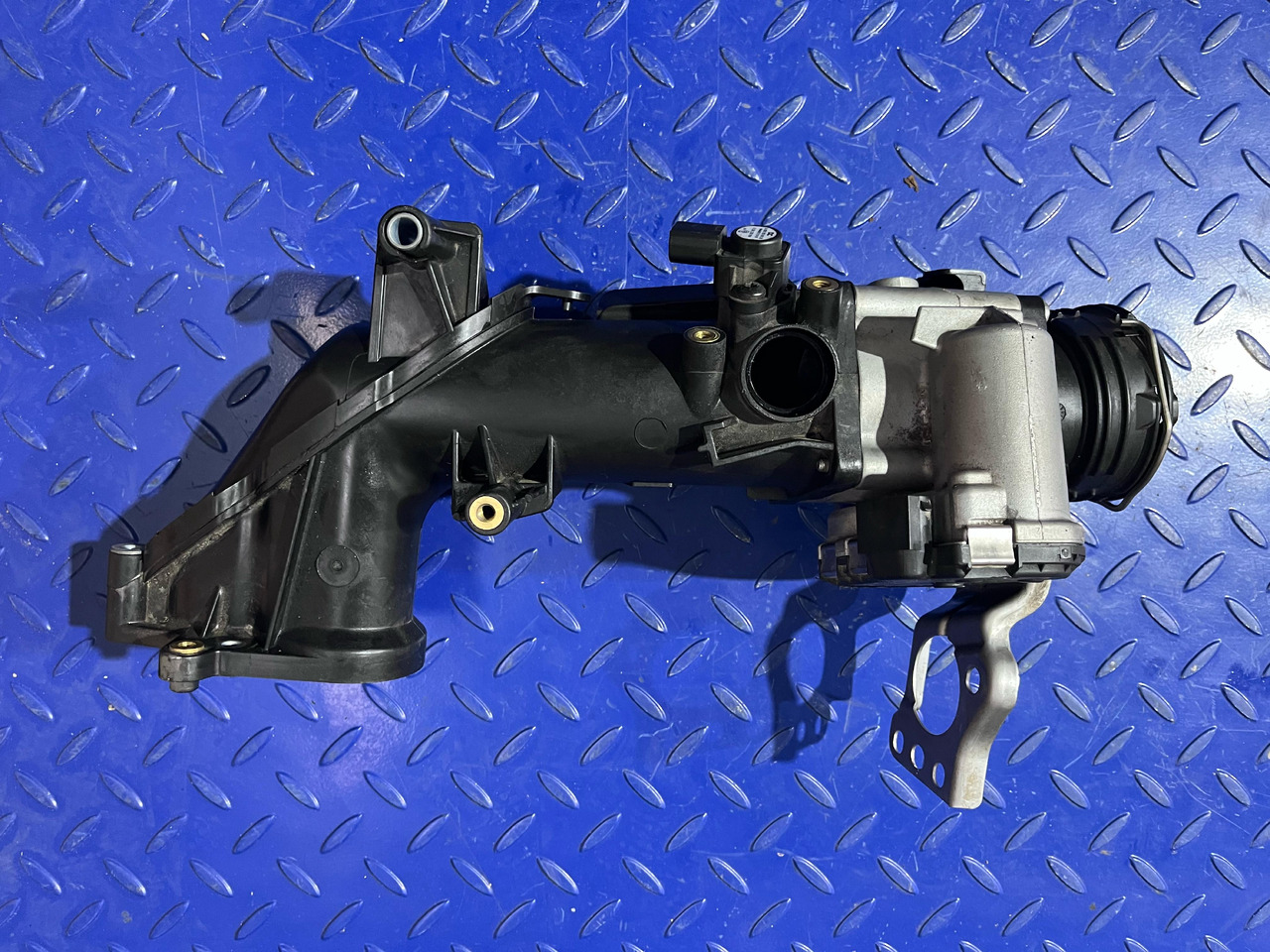 Mercedes Benz Intake Pipe and Throttle A6420901637 / A6420900270 - Sistem za dovod zraka: slika 2 Mercedes Benz Intake Pipe and Throttle A6420901637 / A6420900270 - Sistem za dovod zraka: slika 2