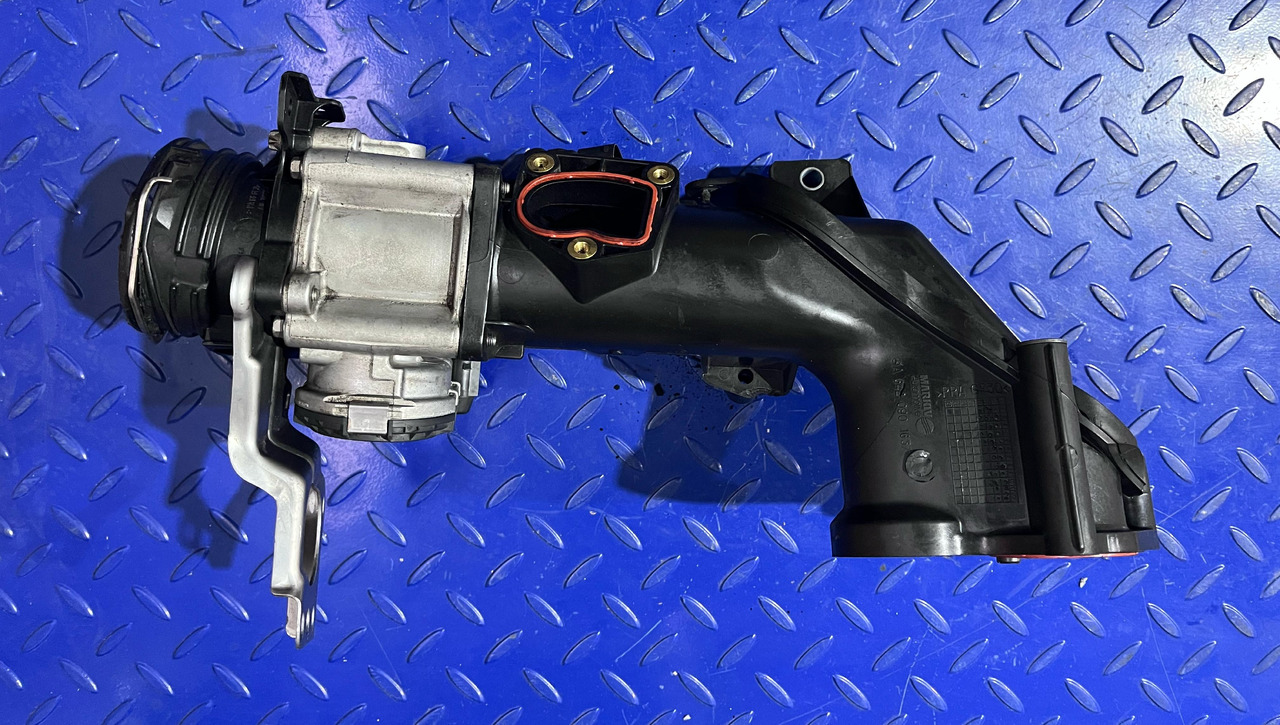 Mercedes Benz Intake Pipe and Throttle A6420901637 / A6420900270 - Sistem za dovod zraka: slika 1 Mercedes Benz Intake Pipe and Throttle A6420901637 / A6420900270 - Sistem za dovod zraka: slika 1