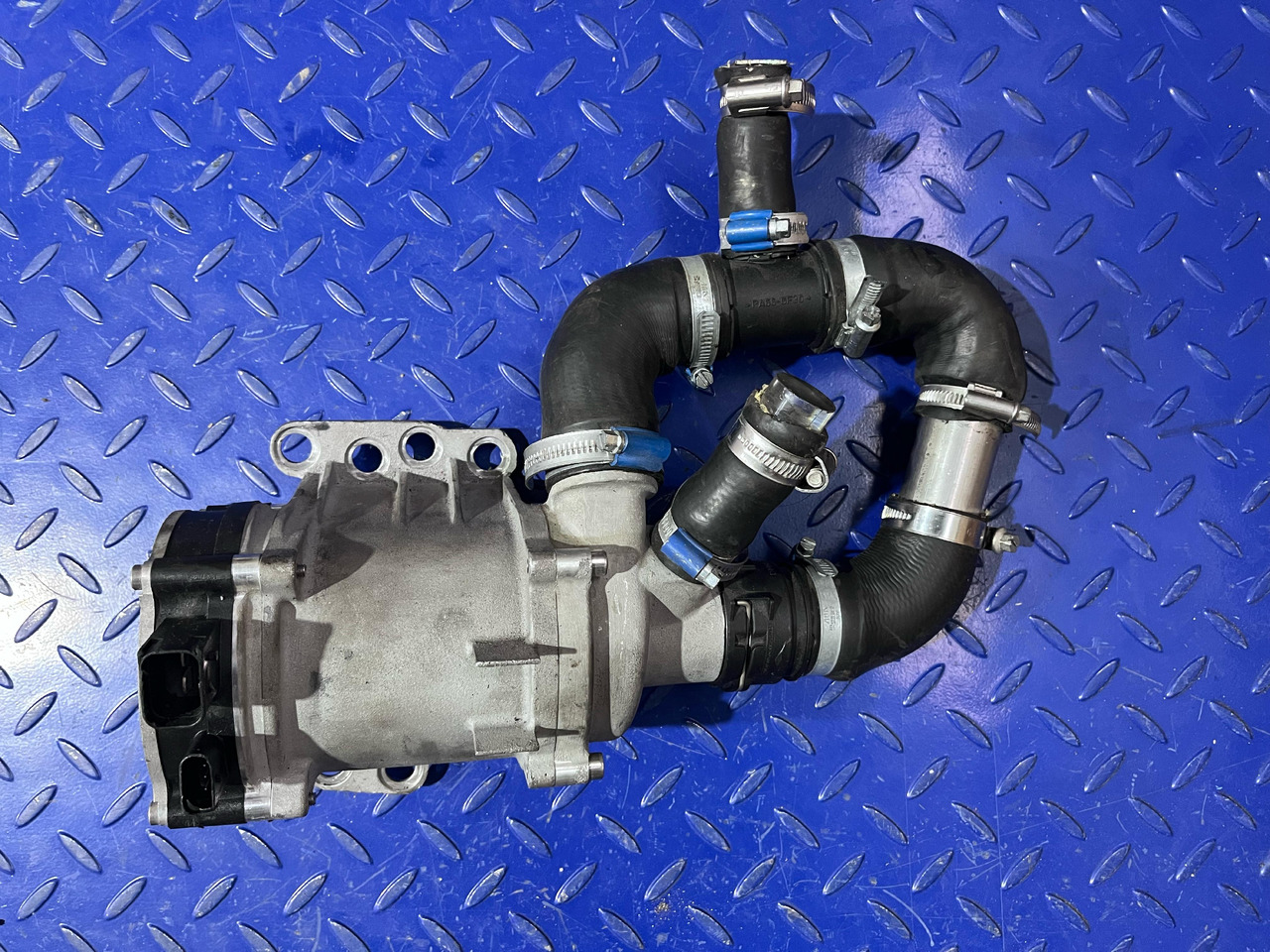 Mercedes Benz Water Pump A2562000600 - Hidravlika: slika 2 Mercedes Benz Water Pump A2562000600 - Hidravlika: slika 2