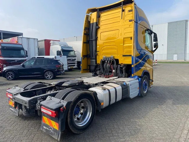 Volvo FH 13.460 mega trekker , XL cabine, parc cool , voll lucht., beauty..... - Vlačilec: slika 4 Volvo FH 13.460 mega trekker , XL cabine, parc cool , voll lucht., beauty..... - Vlačilec: slika 4