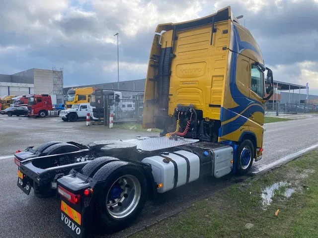 Volvo FH 13.460 trekker, met XL cabine, special paint en incl parc cool, fridge, - Vlačilec: slika 4 Volvo FH 13.460 trekker, met XL cabine, special paint en incl parc cool, fridge, - Vlačilec: slika 4